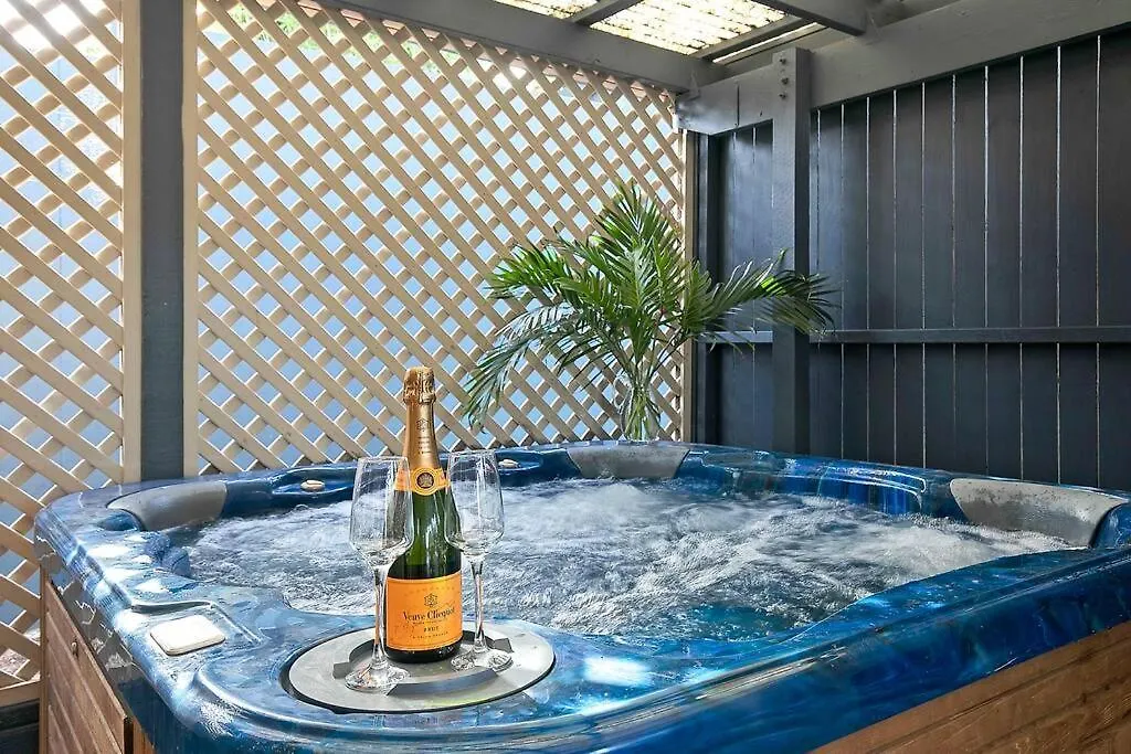 Brisbane Oasis+Spa Tennis Court Villa